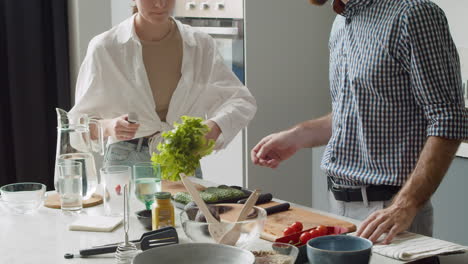 Glückliches-Paar,-Das-Zusammen-In-Einer-Modernen-Küche-Kocht