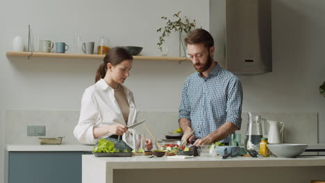 Ein-Paar-Bereitet-Salat-Zu-Und-Schneidet-Avocados-In-Einer-Modernen-Küche