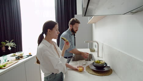 Paar-Im-Chat-In-Einer-Modernen-Küche