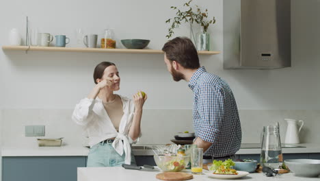 Glückliches-Paar,-Das-In-Einer-Modernen-Küche-Steht-Und-Spaß-Hat