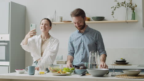 Glückliches-Paar,-Das-Ein-Selfie-Foto-In-Einer-Modernen-Küche-Macht