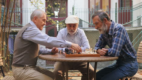 Alte-Grauhaarige-Männer-Sitzen-Beim-Schachspiel-Auf-Dem-Tisch-Und-Machen-Ihre-Schachzüge