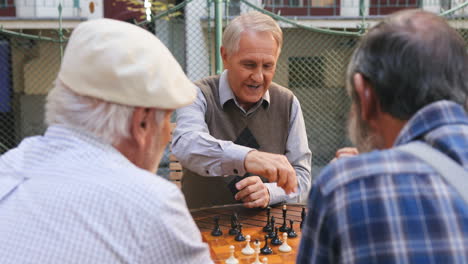 Alter-Mann,-Der-Glücklich-Einen-Schachzug-Macht-Und-Fröhlich-Ist,-Wenn-Er-Ein-Erfolgreiches-Spiel-Hat