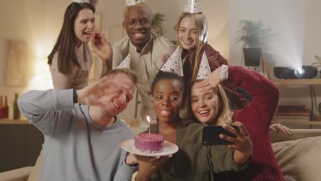 Gruppe-Von-Freunden-In-Der-Geburtstagsfeier,-Die-Einen-Kuchen-Mit-Kerzen-Hält