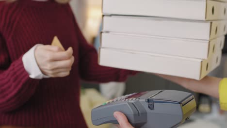 Lieferbote-Gibt-Einem-Mädchen-Zu-Hause-Mehrere-Pizzakartons