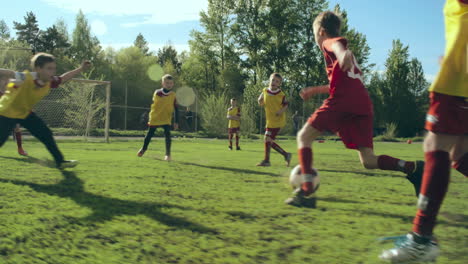 Kinder,-Die-Fußballausrüstung-Tragen,-Spielen-Fußball-Im-Freien