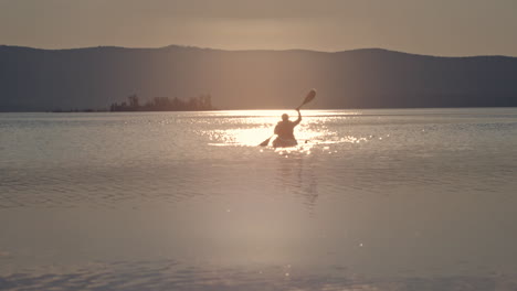 Mann,-Der-Bei-Sonnenuntergang-Ein-Kanu-Auf-Dem-See-Paddelt
