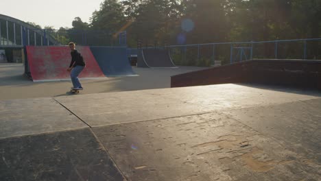 Junger-Mann-In-Sweatshirt-Und-Jeans,-Der-Im-Skatepark-1-Skateboard-Fährt