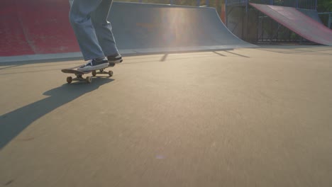 Die-Kamera-Konzentriert-Sich-Auf-Junge-Männerbeine,-Skateschuhe-Und-Skateboard-Auf-Bewegung