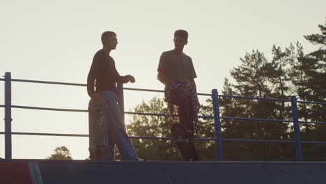 Zwei-Skateboarder-Freunde-Grüßen-Sich-Im-Skatepark