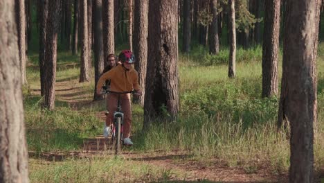 Joven-Pareja-Cariñosa-Con-Su-Hijo-Montando-En-Bicicleta-En-Un-Entorno-Rural