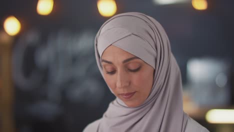 Die-Kamera-Konzentriert-Sich-Auf-Das-Gesicht-Einer-Muslimischen-Kellnerin-In-Einem-Café