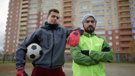 Jugadores-De-Fútbol-Masculinos-Confiados-Posando-Y-Mirando-La-Cámara-En-El-Campo