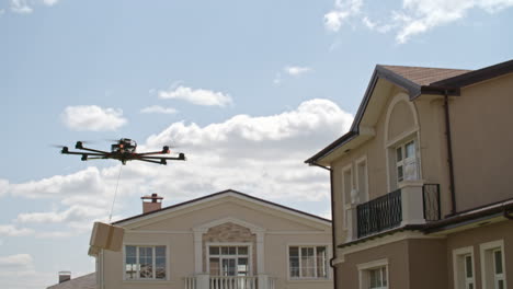 Fliegende-Drohne-Liefert-Ein-Paket-An-Ein-Wartendes-Paar-Im-Garten