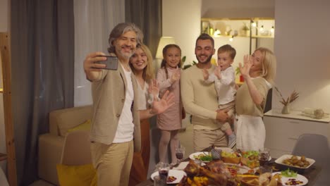Familie,-Die-Ein-Selfie-Im-Dekorierten-Wohnzimmer-Bei-Der-Erntedankfeier-Macht