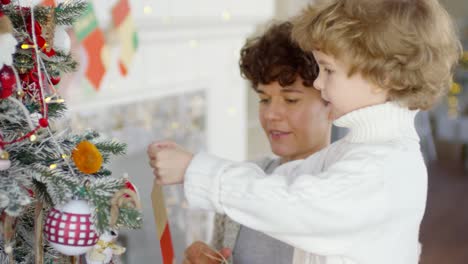 Mutter-Und-Kleiner-Sohn-Schmücken-Gemeinsam-Den-Weihnachtsbaum