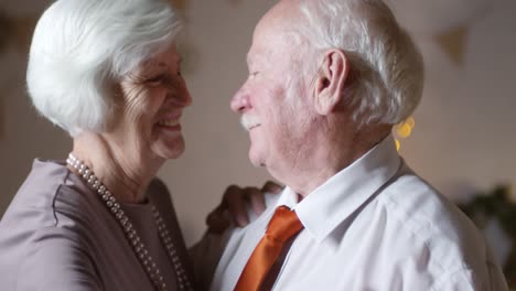 Porträt-Eines-Liebevollen-Seniorenpaares,-Das-An-Weihnachten-Zu-Hause-Zusammen-Tanzt
