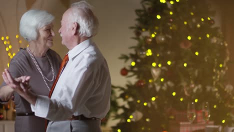 Liebevolles-älteres-Paar,-Das-Zu-Weihnachten-Zu-Hause-Zusammen-Tanzt
