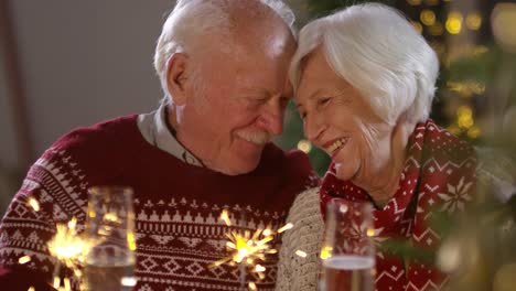 Liebevolles-älteres-Paar,-Das-Weihnachtsfeiertage-Mit-Wunderkerzen-feuerwerk-Zu-Hause-Feiert