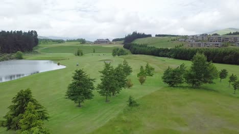 Luftaufnahme-Eines-Golfplatzes-Mit-Grünem-Rasen-Und-Teichen