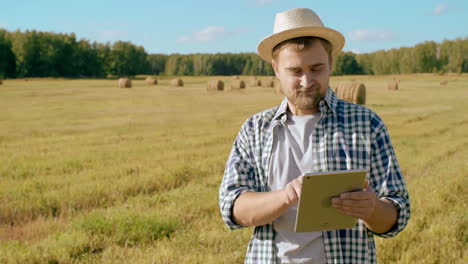 Joven-Agricultor-Que-Usa-Una-Tableta-En-El-Campo