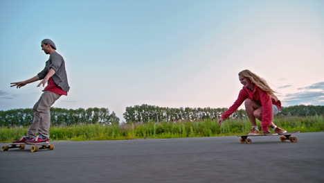 Junge-Longboarder-Skaten-Und-Machen-Tricks-1