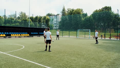 Junge-Fußballspieler-Trainieren-Und-übergeben-Den-Ball-Auf-Dem-Straßenfußballplatz