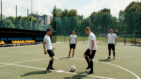 Junge-Fußballspieler-Trainieren-Und-Passen-Den-Ball-Auf-Dem-Straßenfußballplatz-1