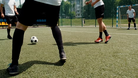Männliche-Fußballspieler,-Die-An-Einem-Sonnigen-Morgen-Auf-Einem-Straßenfußballplatz-Spielen-1