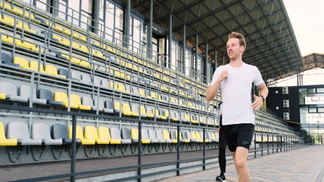Sportive-Couple-Running-Fast-In-The-Stadium