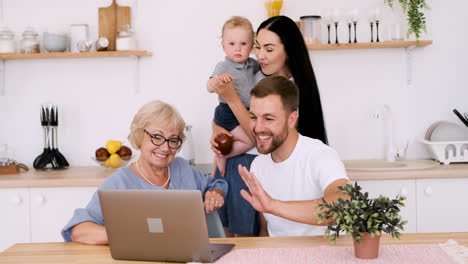 Glückliche-Familie,-Die-Einen-Videoanruf-Auf-Einem-Modernen-Laptop-In-Der-Küche-Hat
