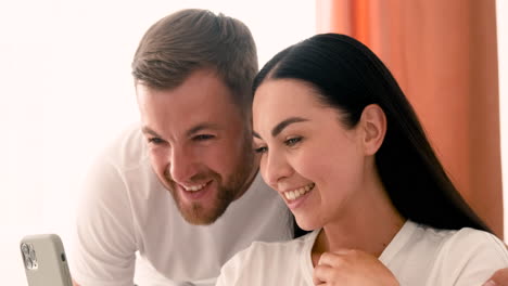 Nahaufnahme-Eines-Lächelnden-Paares,-Das-Zu-Hause-Einen-Videoanruf-Auf-Dem-Smartphone-Führt