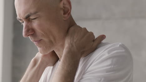 Nahaufnahme-Eines-Leidenden-Mannes-Mit-Nackenschmerzen-Zu-Hause