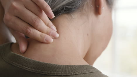 Rückansicht-Einer-Frau-Mittleren-Alters-Mit-Nackenschmerzen