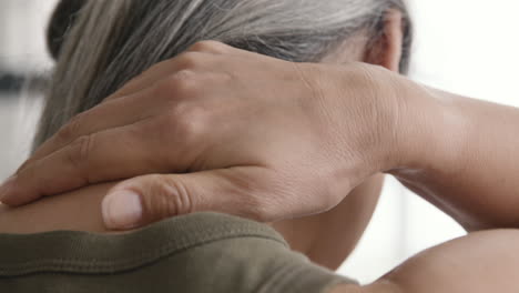 Rückenansicht-Einer-Frau-Mittleren-Alters-Mit-Nackenschmerzen-1