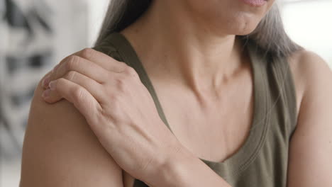 Nahaufnahme-Einer-Frau-Mittleren-Alters,-Die-Ihre-Schmerzhafte-Schulter-Berührt