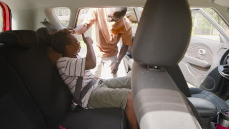 Papa-Befestigt-Kindersicherheitsgurt-Im-Auto