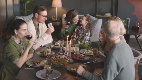 Glückliche-Mehrgenerationenfamilie-Beim-Gemeinsamen-Essen-Zu-Hause-1