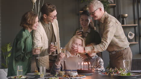 ältere-Frau,-Die-Ihren-Geburtstag-Mit-Ihrer-Familie-Zu-Hause-Feiert