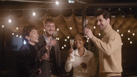 Gruppe-Von-Vier-Multiethnischen-Freunden,-Die-Auf-Der-Silvesterparty-Anstoßen-Und-Champagner-Trinken