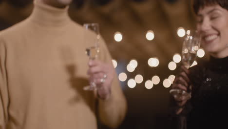Nahaufnahme-Glücklicher-Freunde,-Die-Auf-Der-Silvesterparty-Anstoßen-Und-Champagner-Trinken