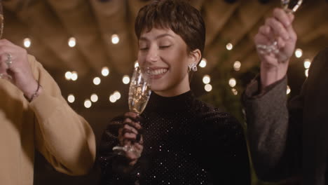 Glückliche-Freunde,-Die-Auf-Der-Silvesterparty-Anstoßen-Und-Champagner-Trinken