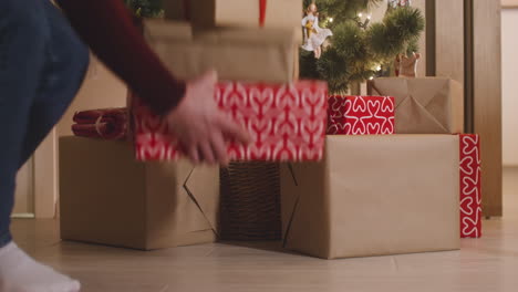 Verpackte-Geschenke-Unter-Dem-Weihnachtsbaum,-Der-Mit-Elementen-Und-Weihnachtslichtern-Geschmückt-Ist