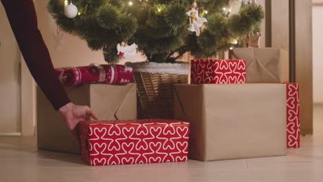 Verpackte-Geschenke-Unter-Dem-Weihnachtsbaum,-Geschmückt-Mit-Elementen-Und-Weihnachtsbeleuchtung-1