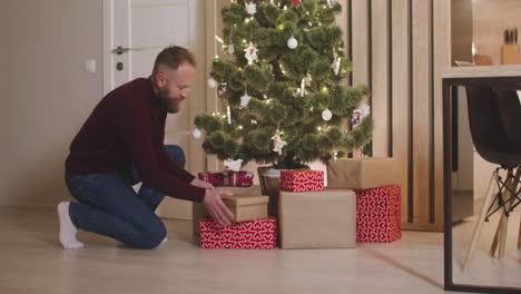 Regalos-Envueltos-Bajo-El-árbol-De-Navidad-Decorado-Con-Elementos-Y-Luces-Navideñas