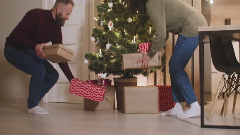 Verpackte-Geschenke-Unter-Dem-Weihnachtsbaum,-Geschmückt-Mit-Elementen-Und-Weihnachtsbeleuchtung-2