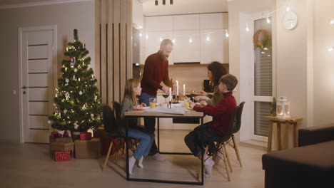 Familie-Sitzt-Am-Weihnachtstisch
