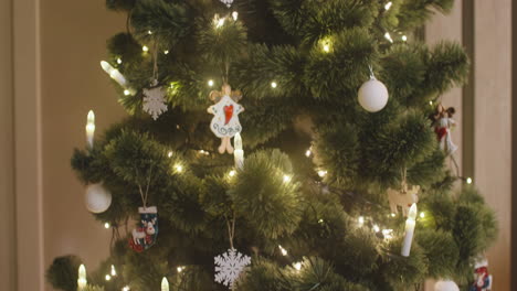 Die-Kamera-Konzentriert-Sich-Auf-Den-Weihnachtsbaum,-Der-Mit-Weihnachtselementen-Wie-Engeln,-Schneeflocken-Und-Kugeln-Geschmückt-Ist