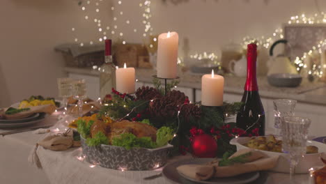 Traditionelles-Leckeres-Essen-Und-Brennende-Kerzen-Am-Weihnachtstisch