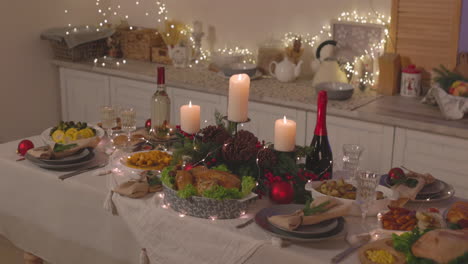Traditionelles-Leckeres-Essen-Und-Brennende-Kerzen-Am-Weihnachtstisch-1